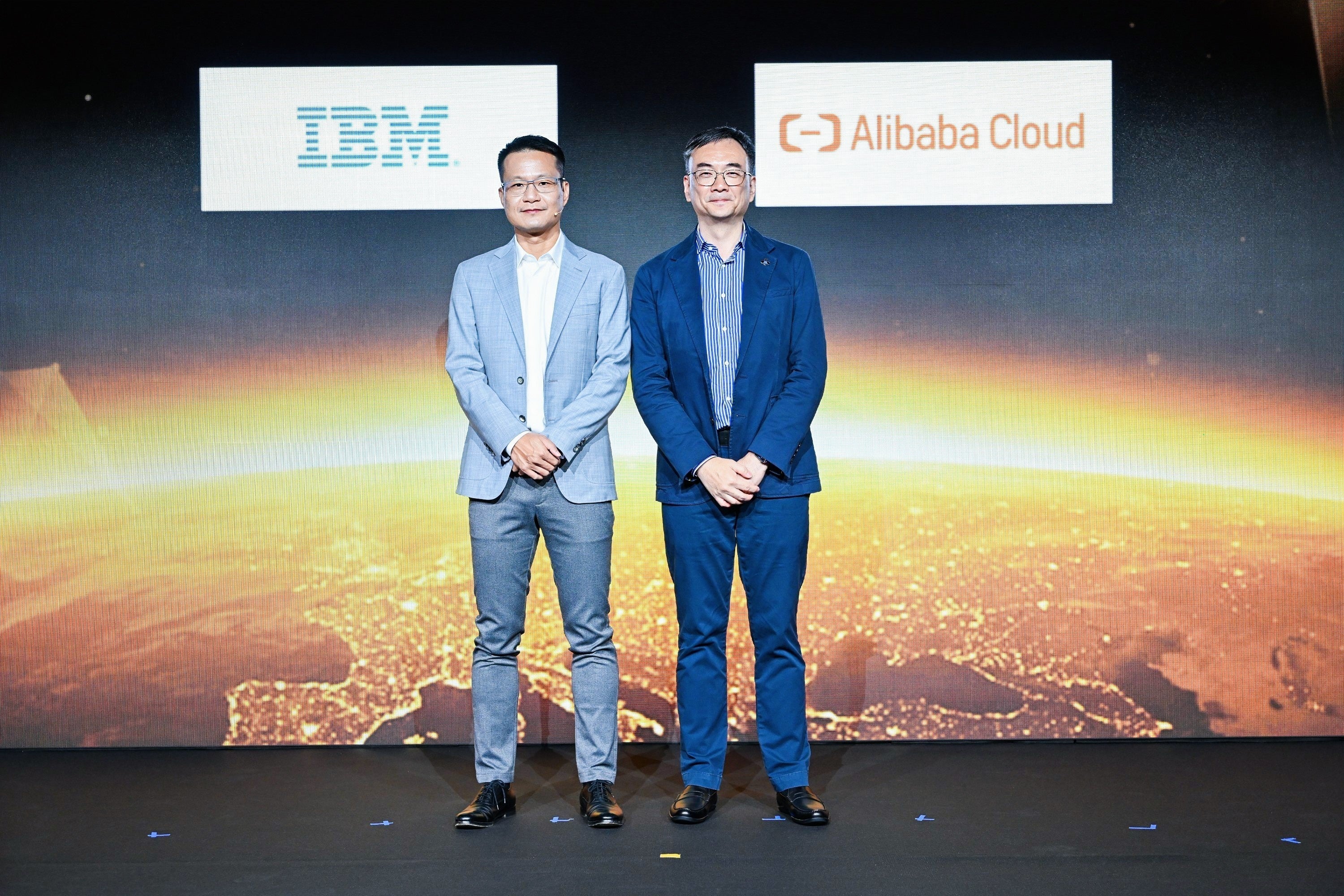 左：アリババクラウド・インテリジェンスのチーフ・コマーシャル・オフィサー、エドワード・ツァイ（Edward Cai）、右： IBMテクノロジー・セールス、APAC ジェネラル・マネージャー Charles Kiang氏