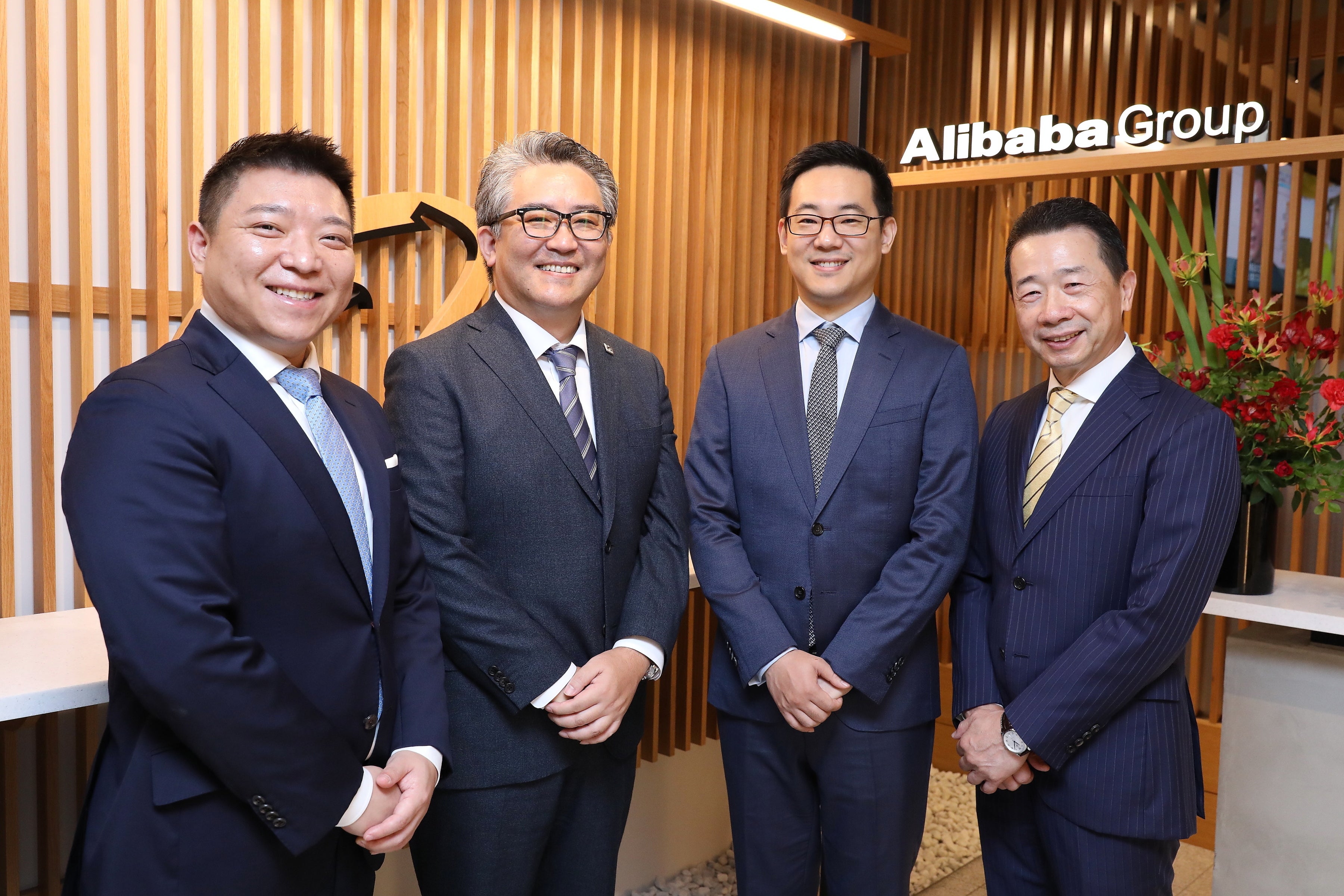 左から：Tmall Global グローバル事業開発 ゼネラルマネージャー 趙戈、株式会社HIROTSUバイオサイエンス 代表取締役 広津崇亮氏、GLZHealth 創業者兼CEO 鄧瑰瑋氏、アリババ株式会社 代表取締役社長CEO　岡田聡良