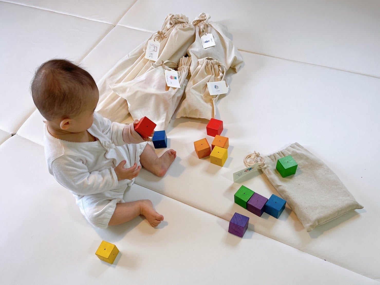 お届けしたおもちゃで遊ぶお子さま