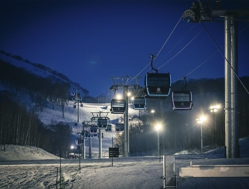 冬季の HANAZONO シンフォニーゴンドラの様子。この斜面が Mounatin Lights に彩られる。