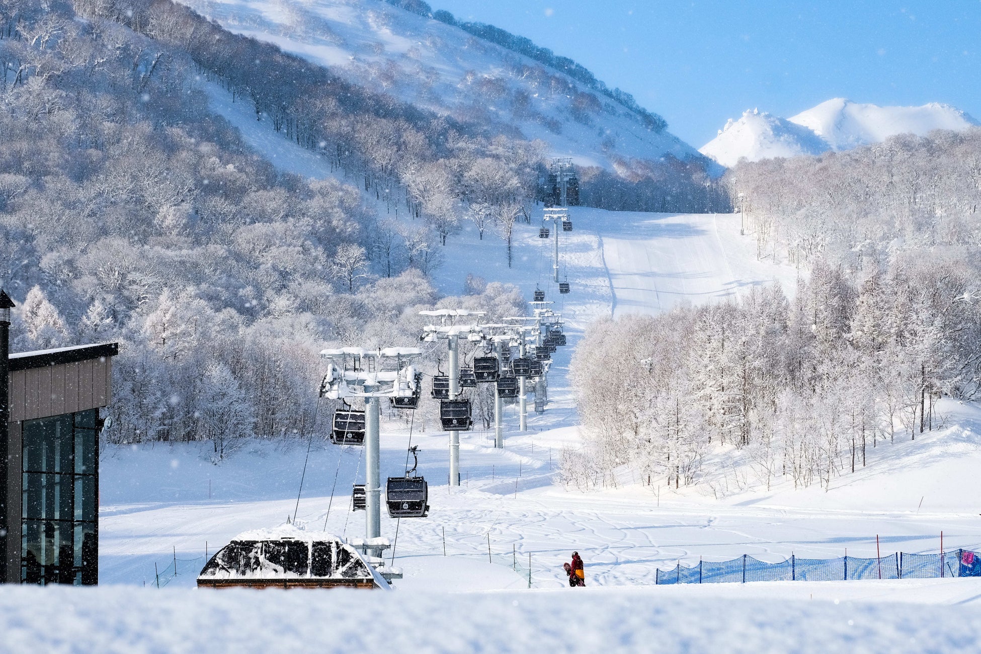 ブルース・マンローの新作「Mountain Lights」2024年7月に登場!色彩と音楽が魅力のアートインスタレーション ブルース・マンローの新作「Mountain Lights」2024年7月に登場!色彩と音楽が魅力のアートインスタレーション