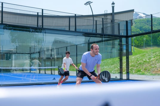 北海道初上陸!世界が熱狂するラケットスポーツ「パデル」ニセコHANAZONOリゾートに本格コート誕生 北海道初上陸!世界が熱狂するラケットスポーツ「パデル」ニセコHANAZONOリゾートに本格コート誕生
