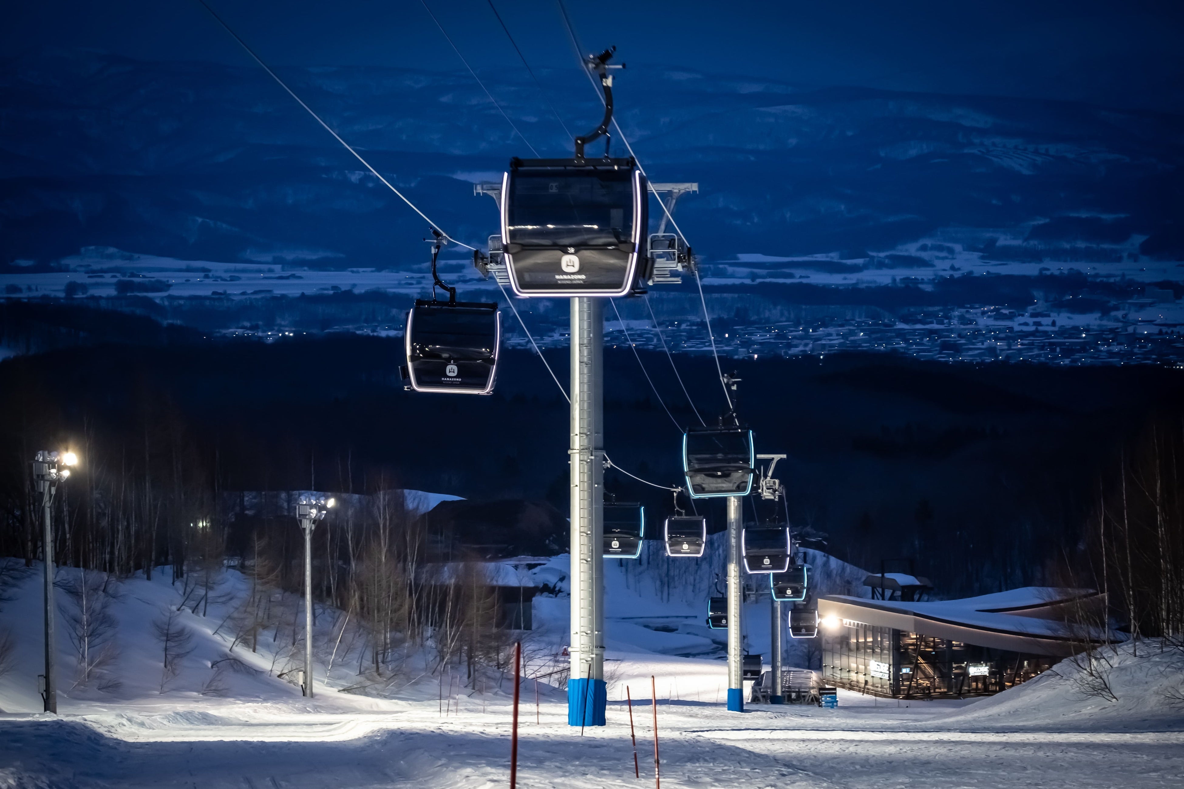 ナイターで輝くHANAZONOシンフォニーゴンドラ