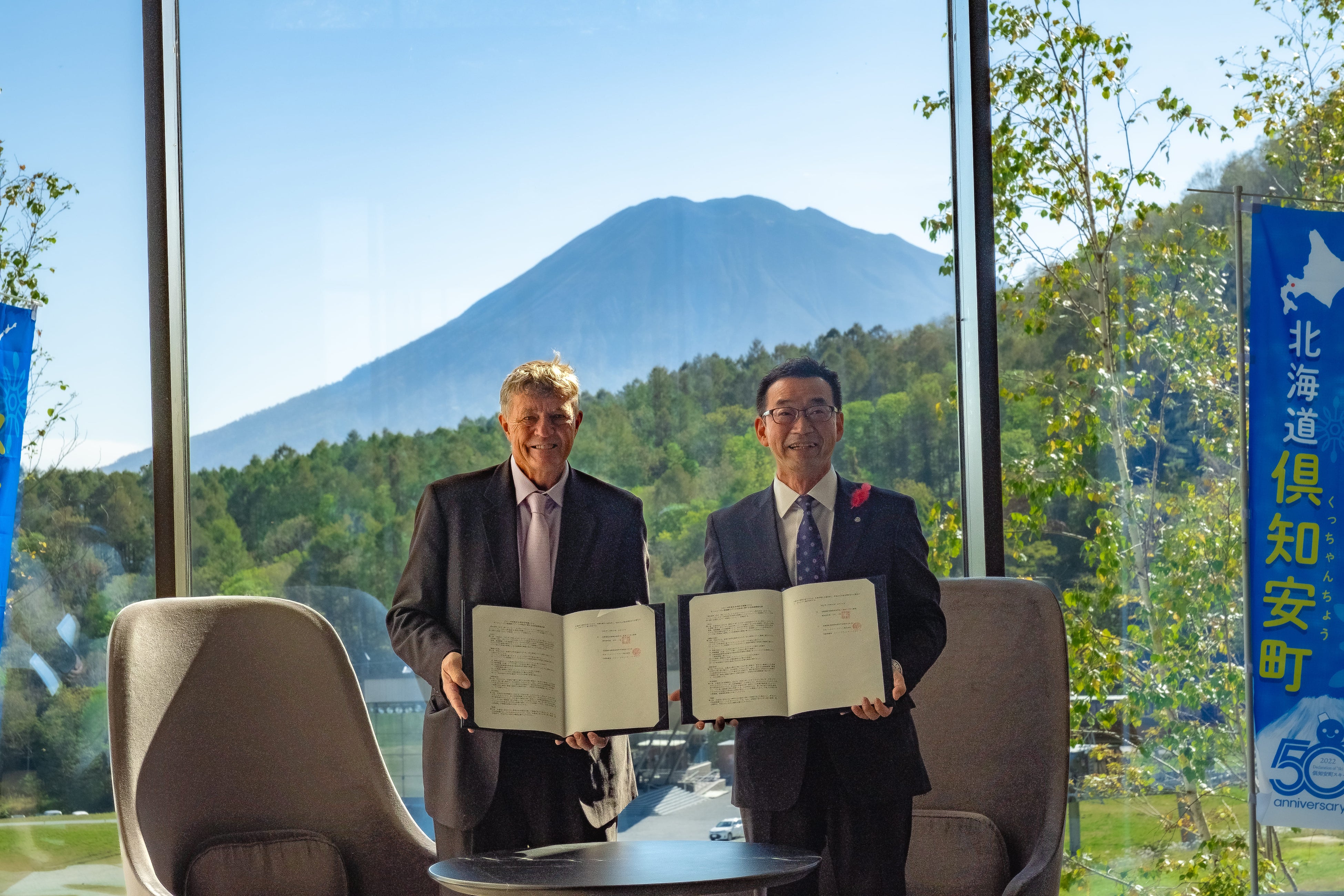 調印式の様子　左から日本ハーモニー・リゾート株式会社代表コリン・ハクウォース、倶知安町文字一志町長