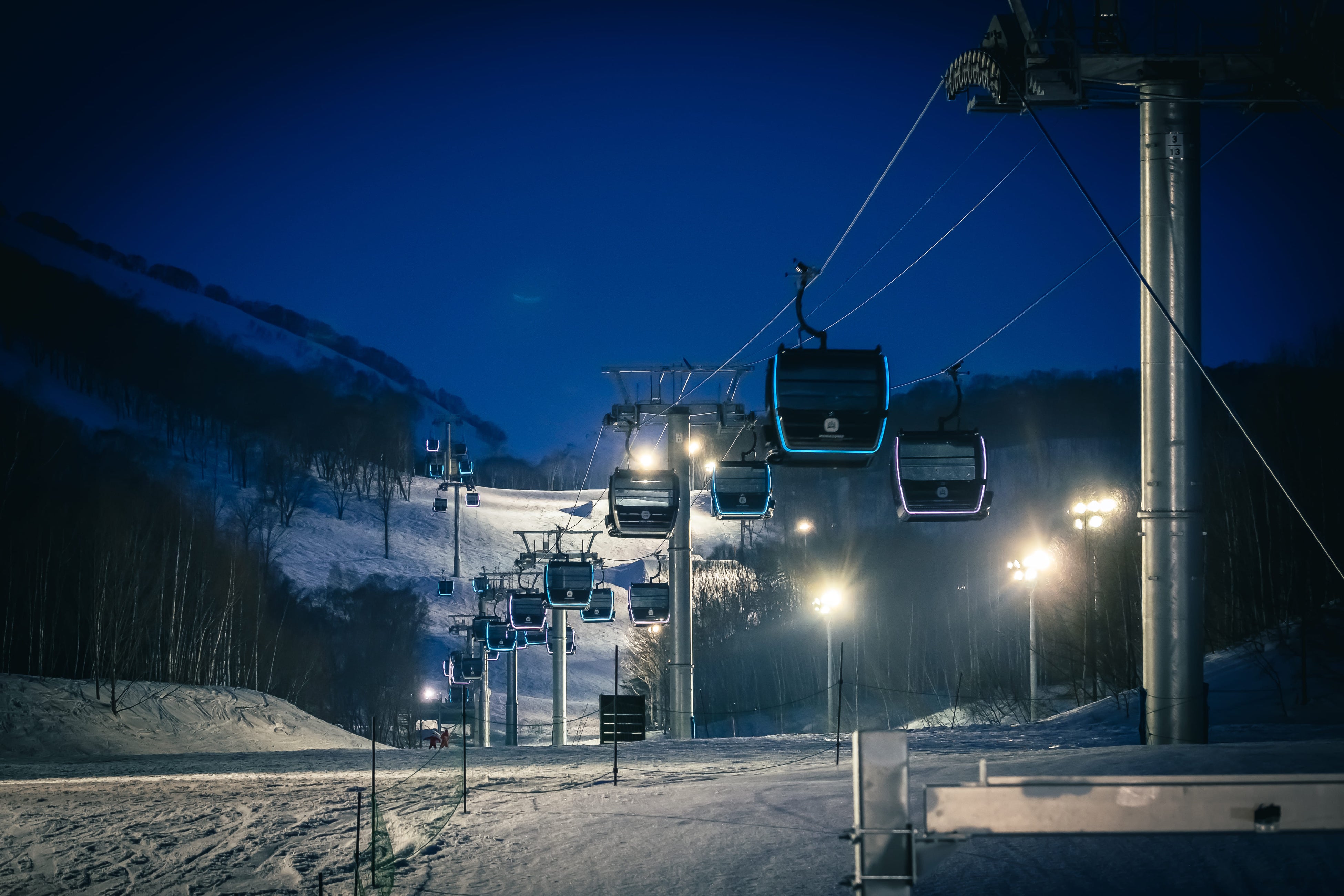 ナイターで輝くHANAZONOシンフォニーゴンドラ