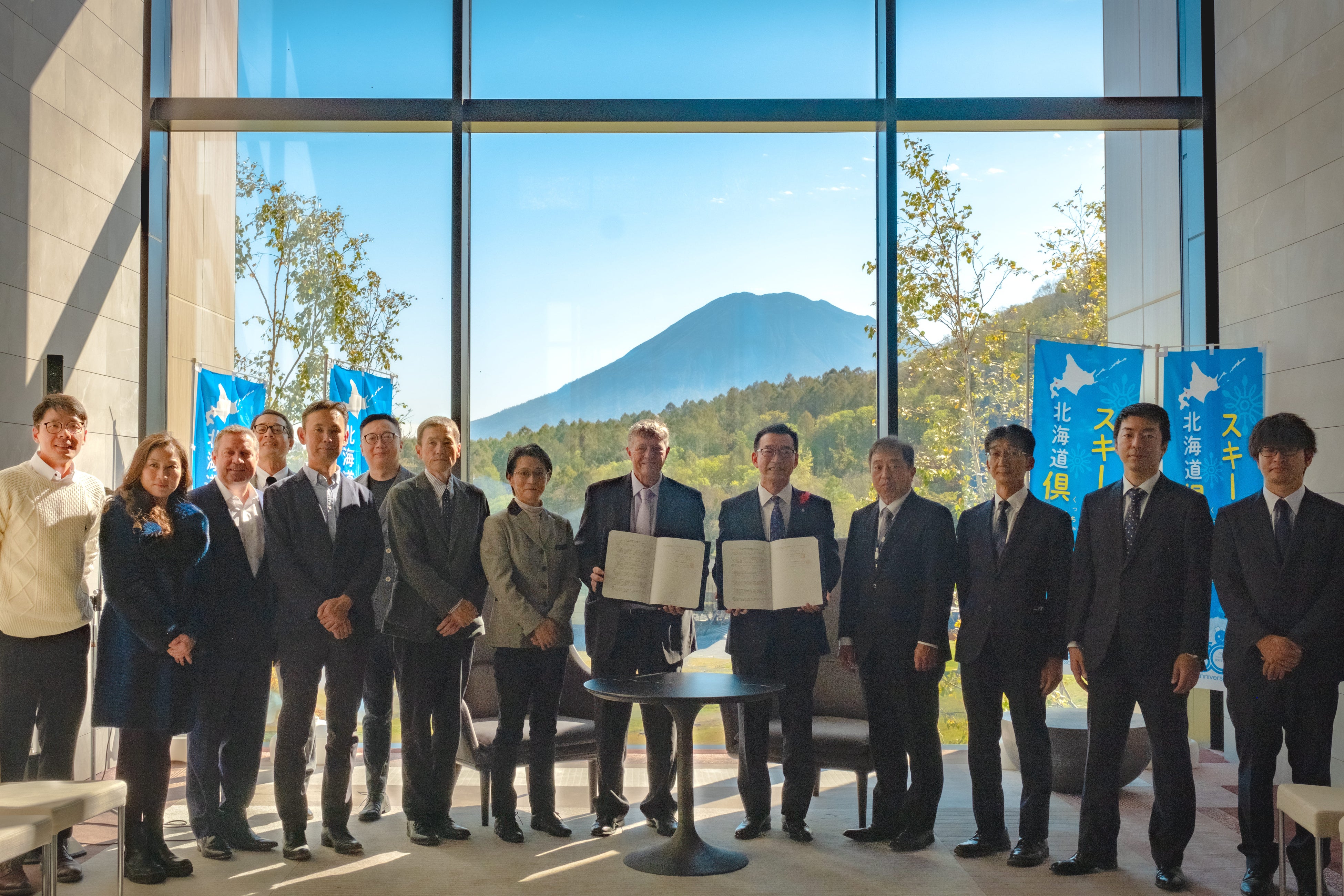 素晴らしい天候の下、倶知安町の皆様と記念撮影