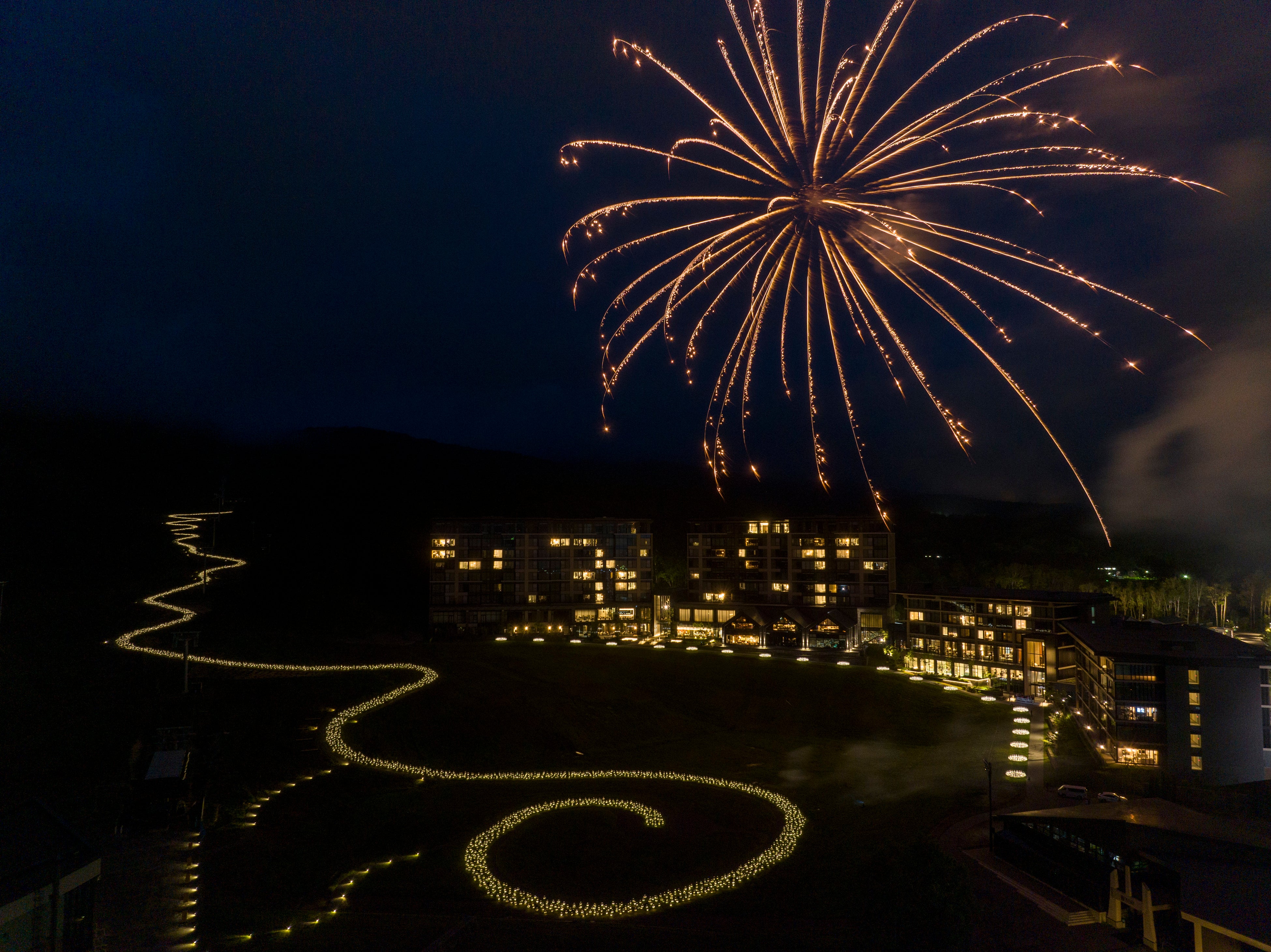 花火とMountain Lightsとのコラボは必見（実際の打ち上げ場所は写真とは異なります）