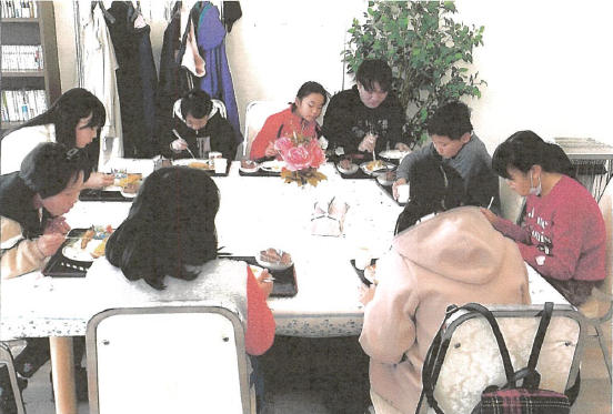 みんなで一緒に。会食のようす。