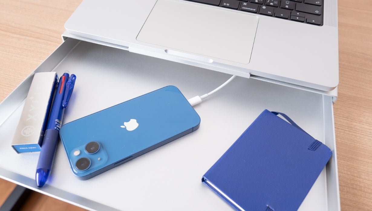 充電コードも裏から通せるので、集中の邪魔にならず