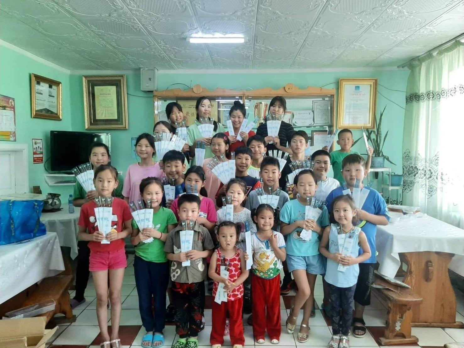 ▲「太陽の子どもたち」の皆さん。オリジナル定規を持った写真を頂きました。