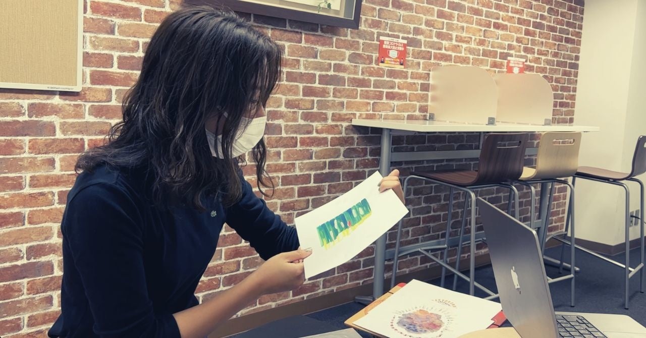 絵に込められた想いを説明する手嶋真鈴さん