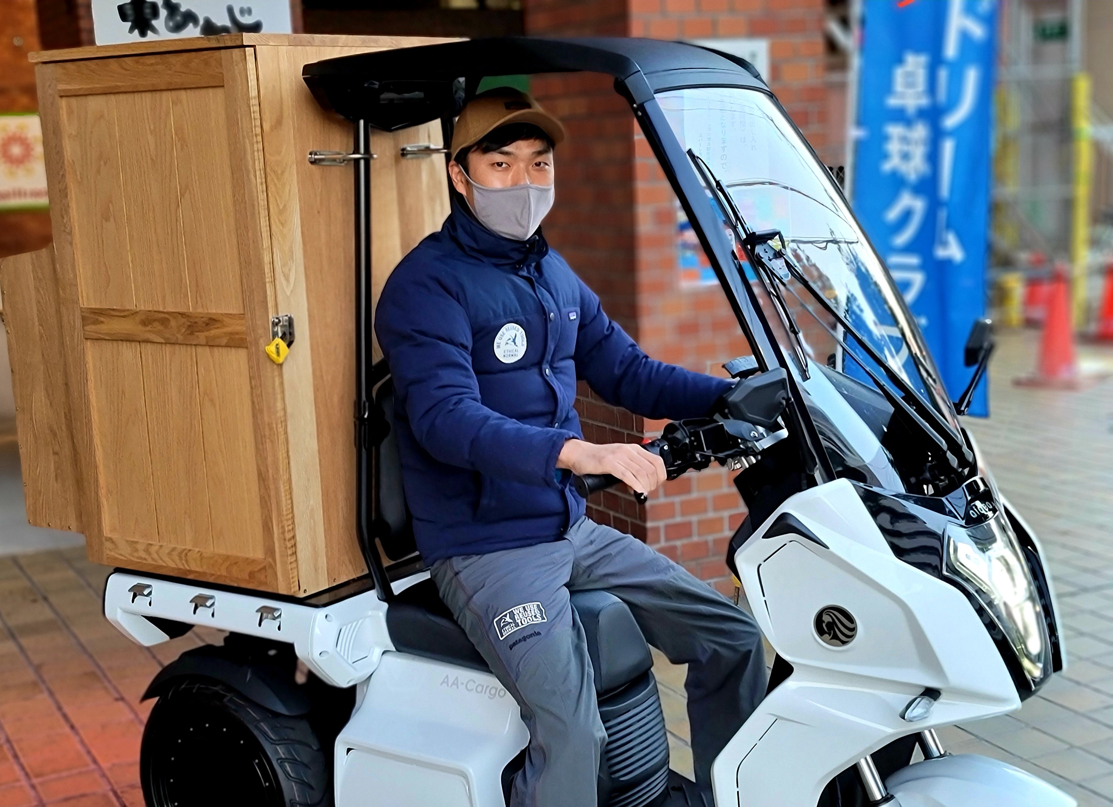 移動は電動バイク