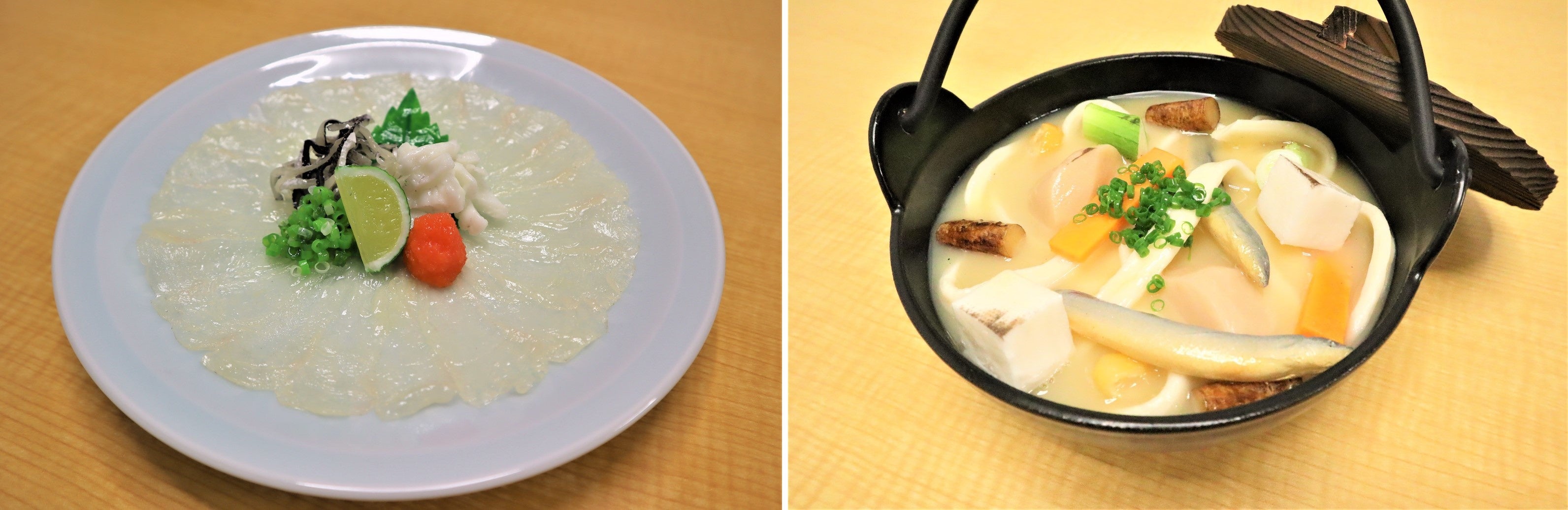 郷土料理の食品サンプルを展示（左：ナシフグてっさ、右：ドジョウ汁）