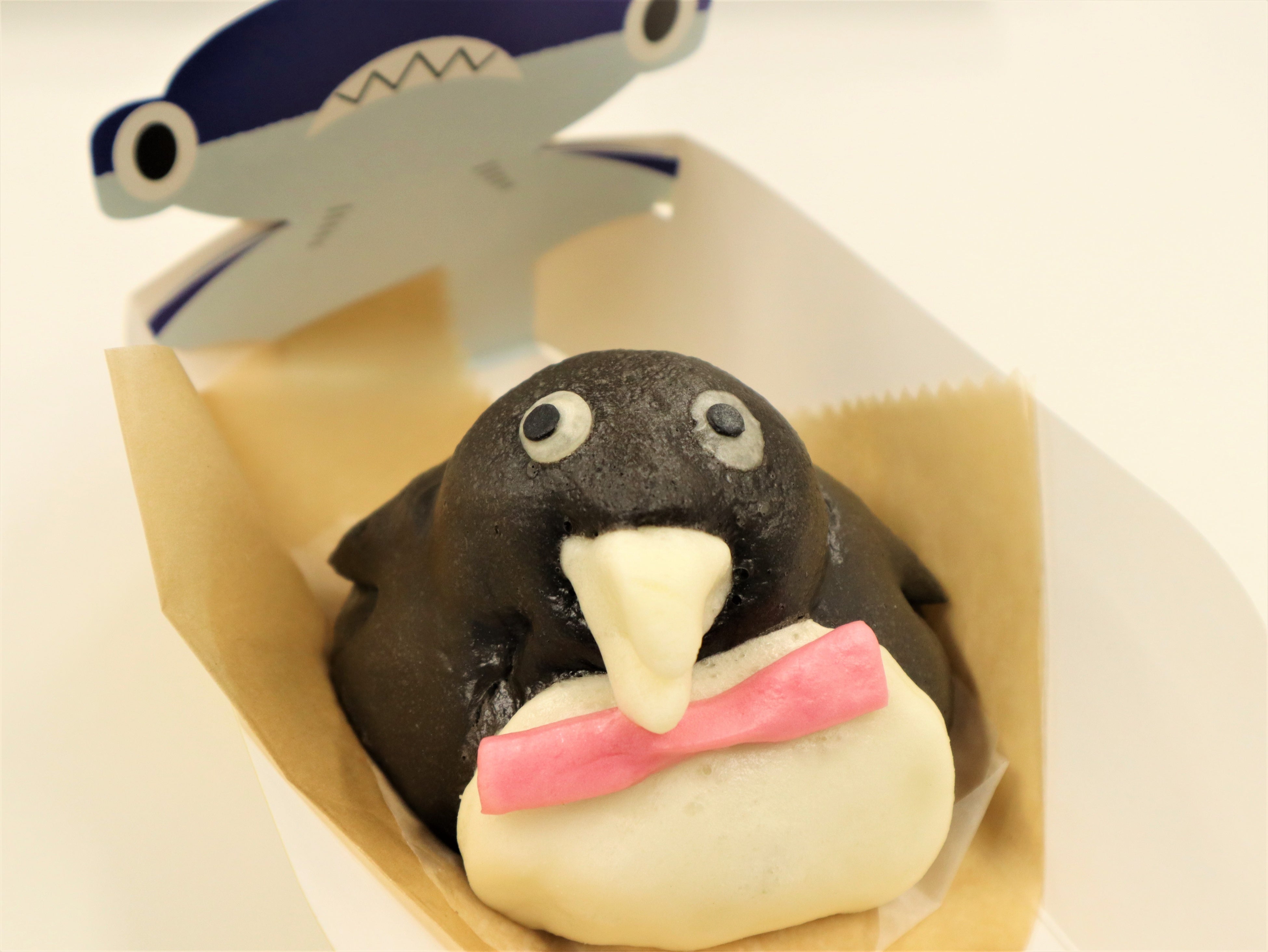 何とも言えない表情が人気のペンギンあんまん