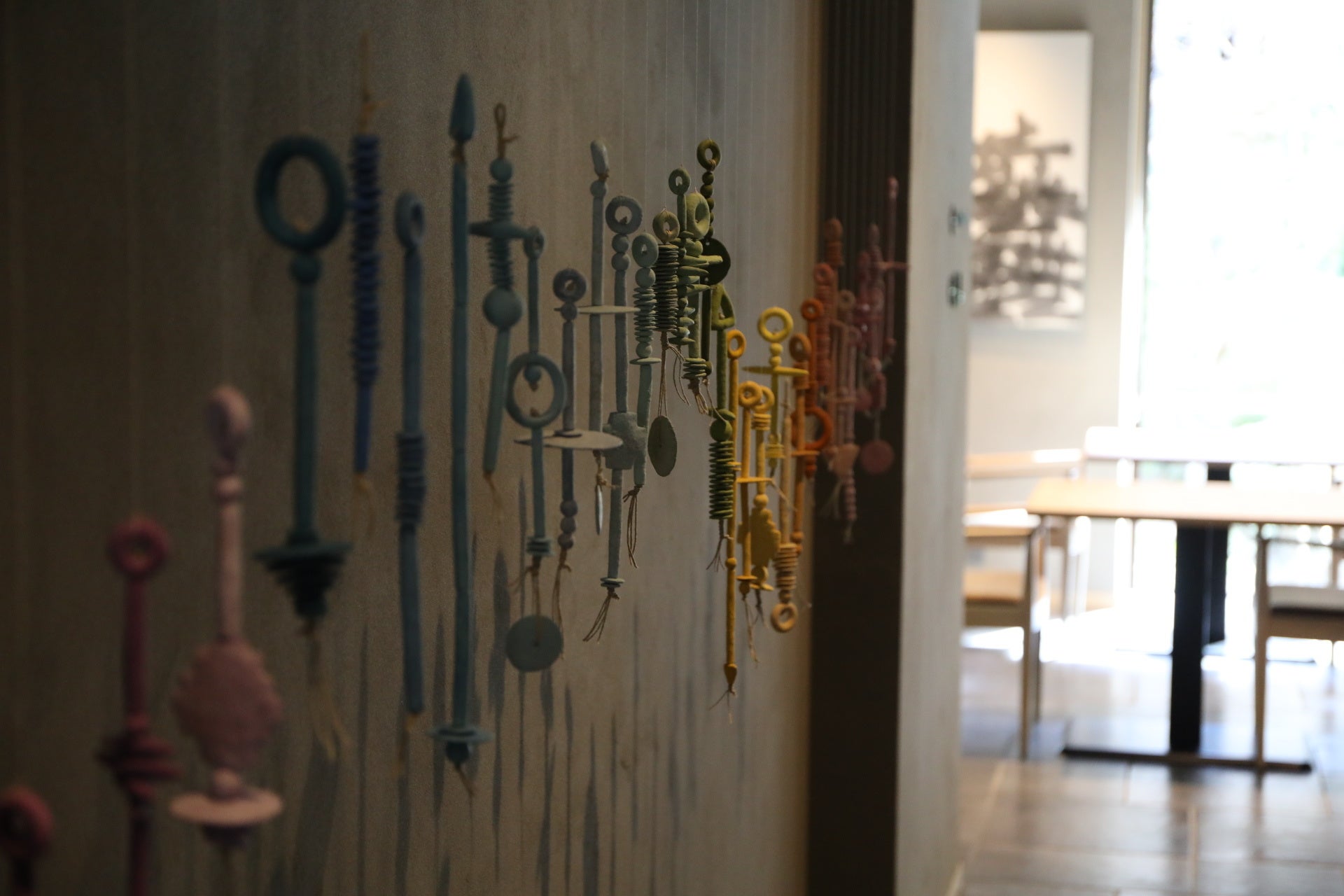 陶芸家・稲富淳輔のオブジェ、奥には書家・新城大地郎の作品