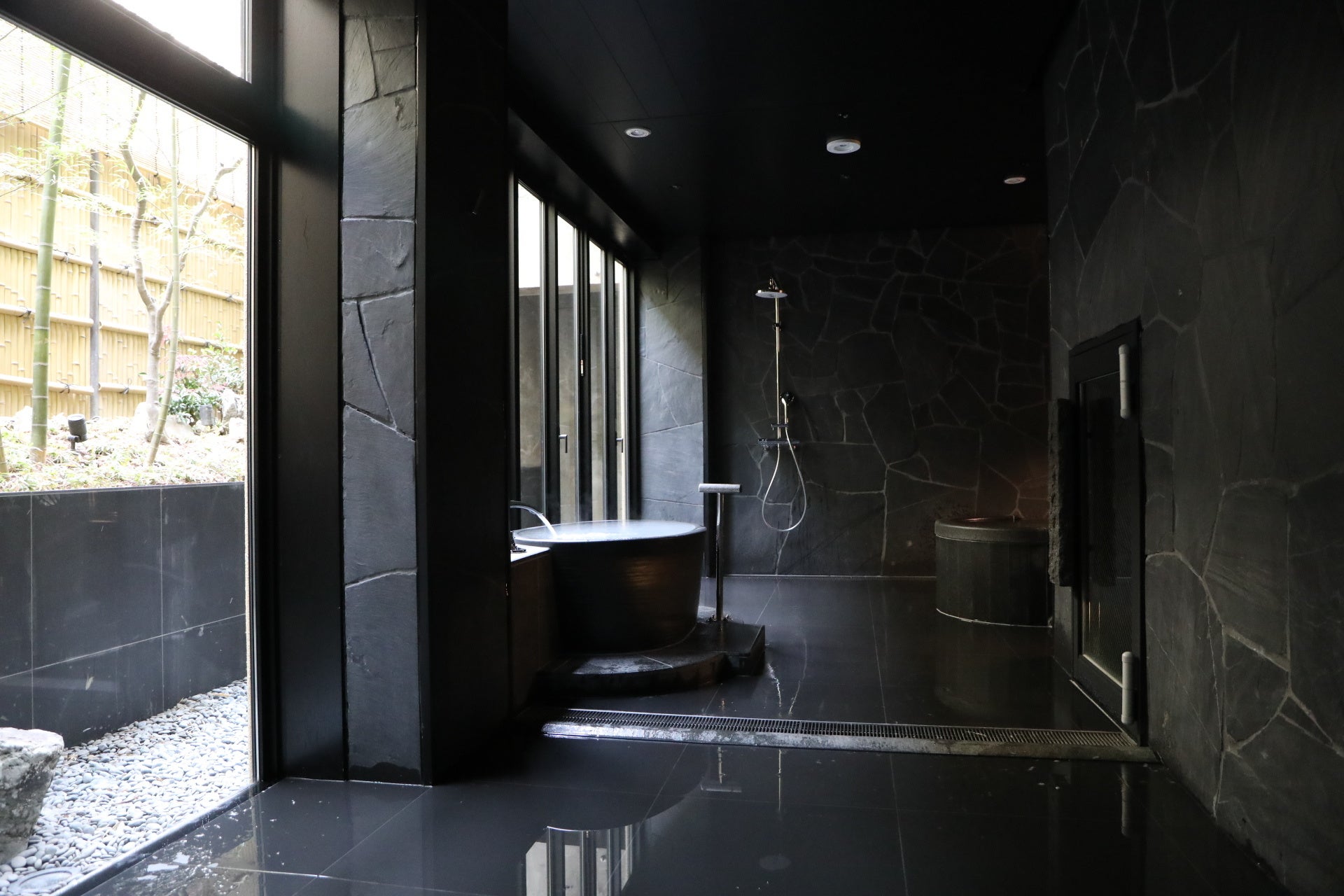 ⼋瀬の⼩原⼥⽂化を象徴する “ 炭化した薪 ” をイメージした空間