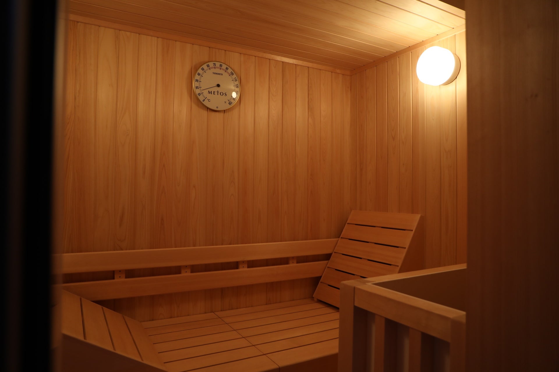 ⽐叡⼭に多く⾃⽣し、仏教や神道でも神聖な⽊材とされる檜をテーマにした空間。