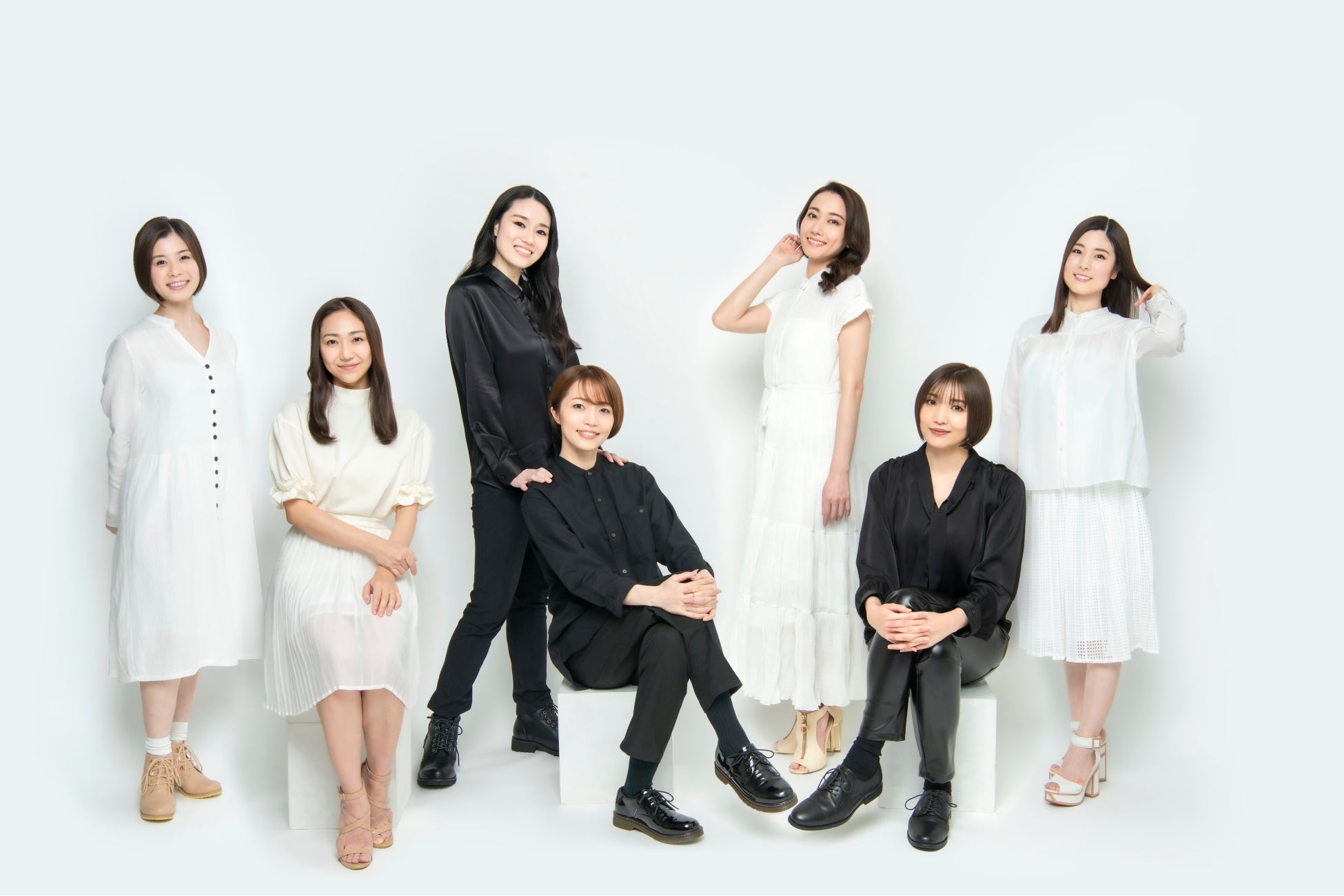 (左から)花咲あいり、透水さらさ、瀬稀ゆりと、響れおな、天宮菜生、鳳真由、逢月あかり ※敬称略