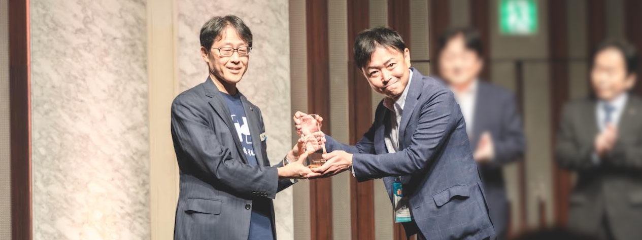 ピー・シー・エー株式会社 佐藤文昭 代表取締役社長（左）／株式会社IT World 代表取締役 竹内徳史（右）