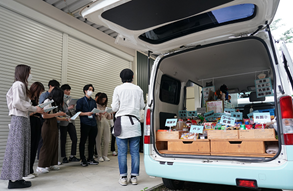 移動販売車で運営者から話を聞く様子