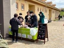 【右写真】横須賀ジュニアビレッジの活動模様(ソレイユの丘での販売会)