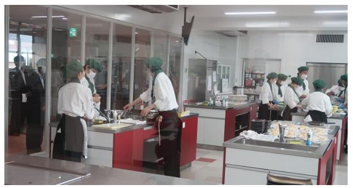 調理科の実習場を視察