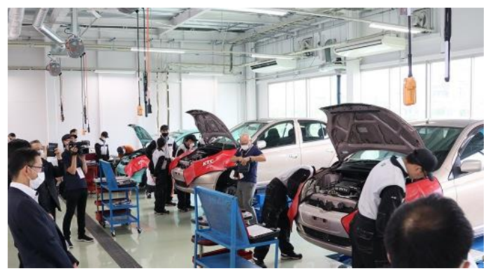 自動車科の実習場を視察