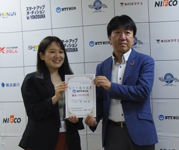 StockBase 関芳実様(左)、NTT東日本 神奈川事業部 担当部長 志和康弘(右)