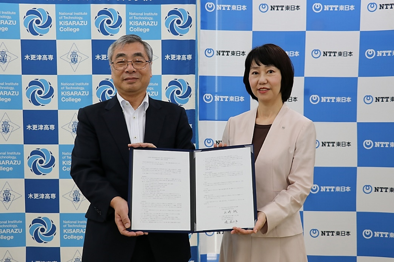 写真左から）　　山﨑　誠　木更津高専 学校長　　　　境 麻千子　NTT東日本 千葉事業部長