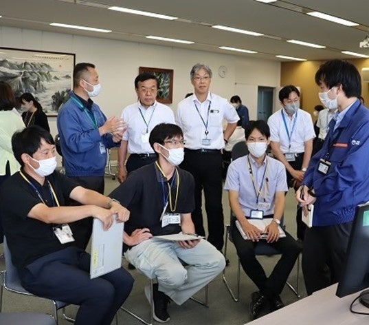 一緒に説明を受ける山下町長