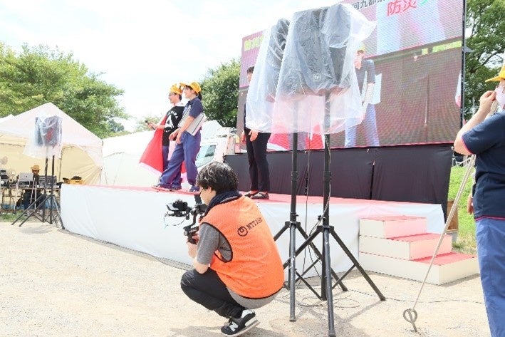 会場内の各エリアを撮影するNTT東日本社員