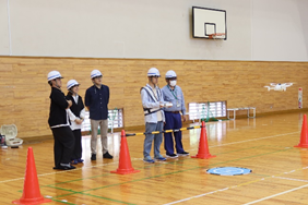 産業用ドローンを活用した操縦訓練模様 (操作方法・法制度等を事前学習)