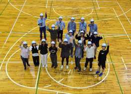 飛行するドローンから 受講生の集合写真を空撮