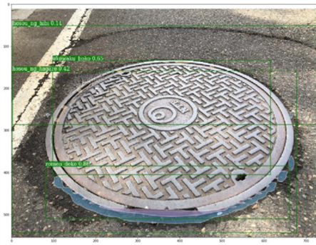 【左】AI検知サンプル画像（ヒビ割れなどAI検知結果を画像へ付与）