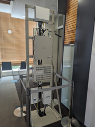 ＜DASの中継器(中央上)と子機(中央下)＞