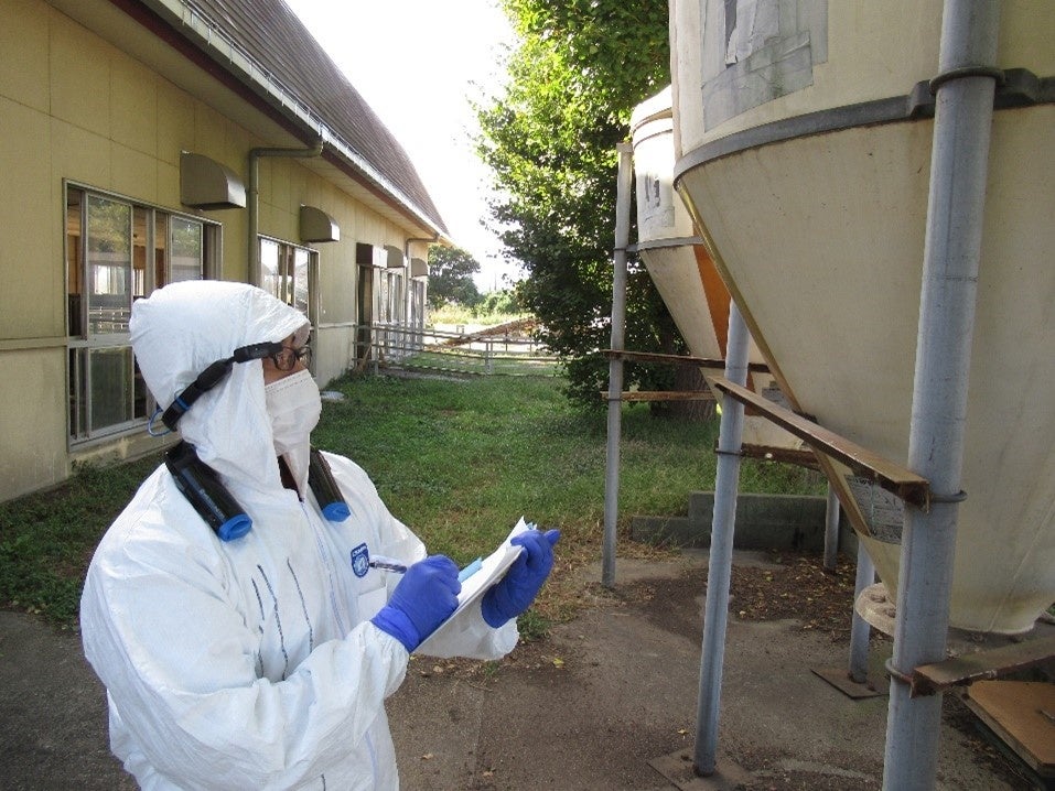 農場でウェアラブル映像端末を装着して作業する担当者