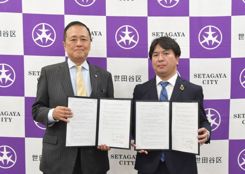 写真左から、世田谷区長：保坂展人、NTT東日本　東京南支店長：米沢忠大