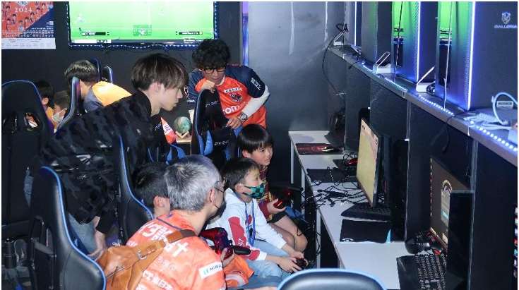 馬人氏・渡邊氏から指導を受ける参加者