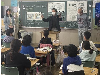 小学生へドローンについて説明