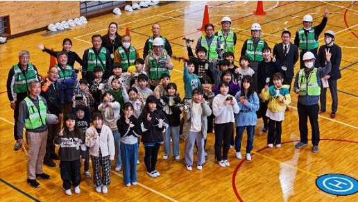 授業でシニアが飛ばすドローンから撮影