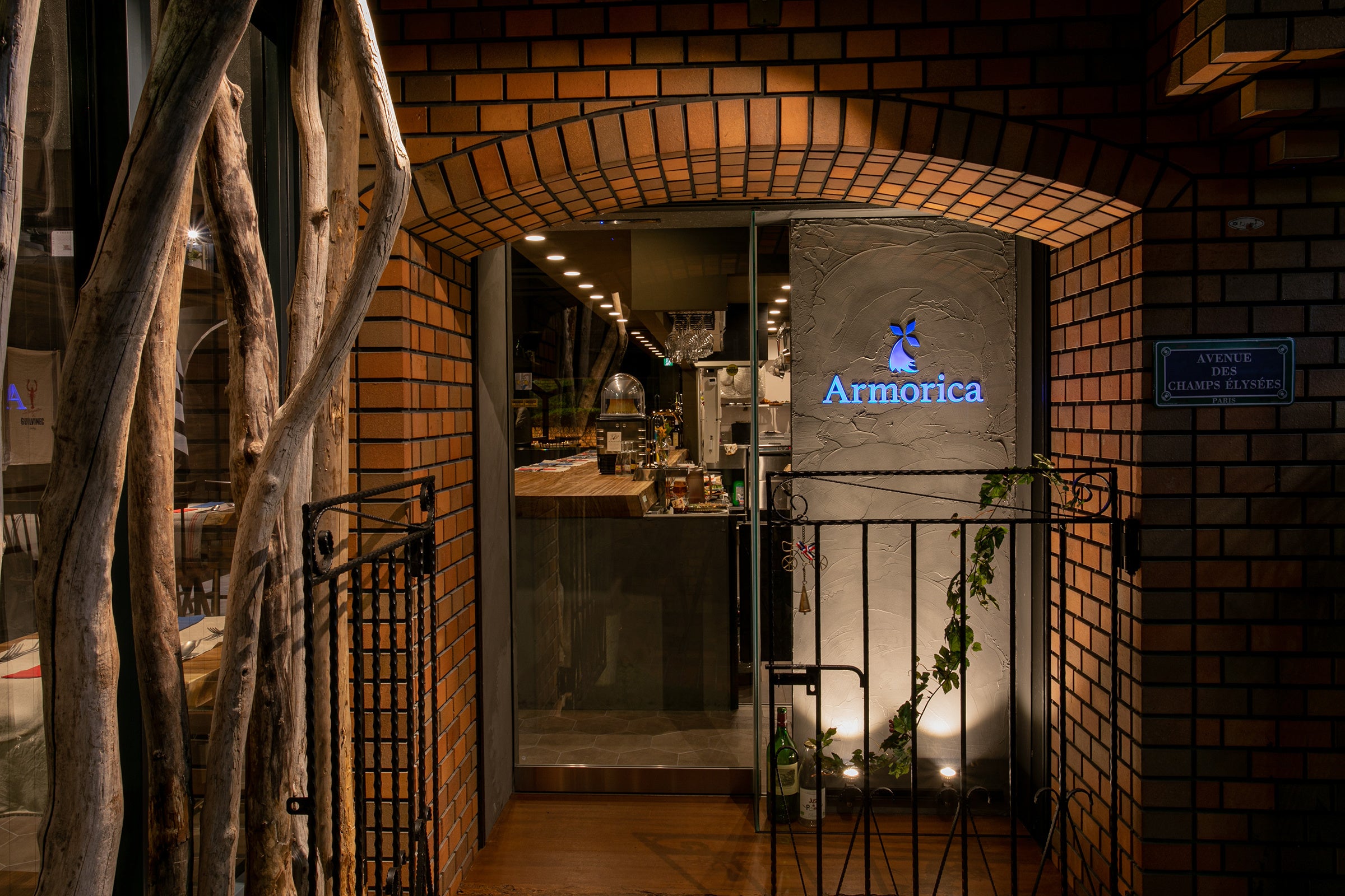 併設のフランス料理店の玄関