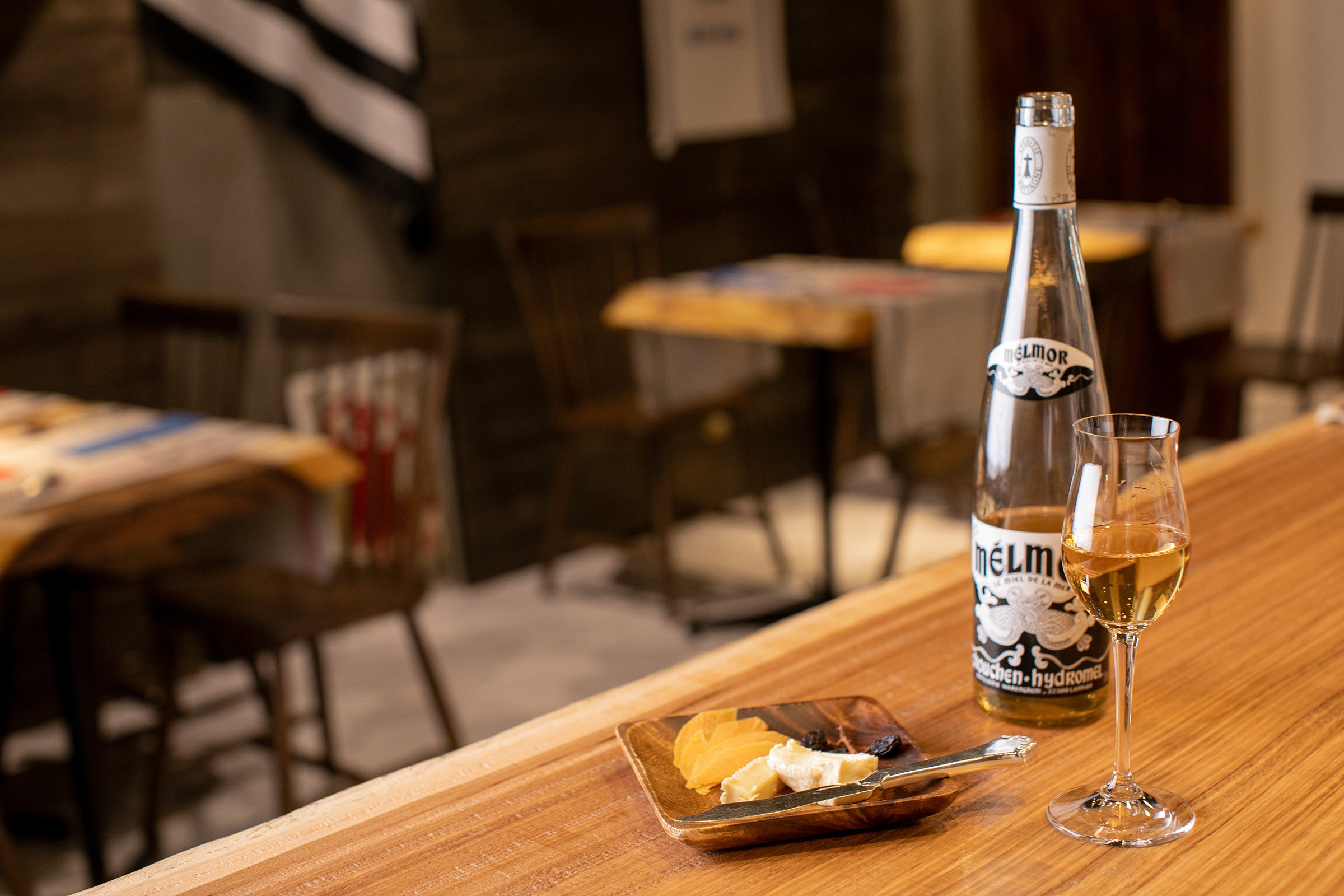 飲食店併設の特徴を活かし、食とのペアリングも提案