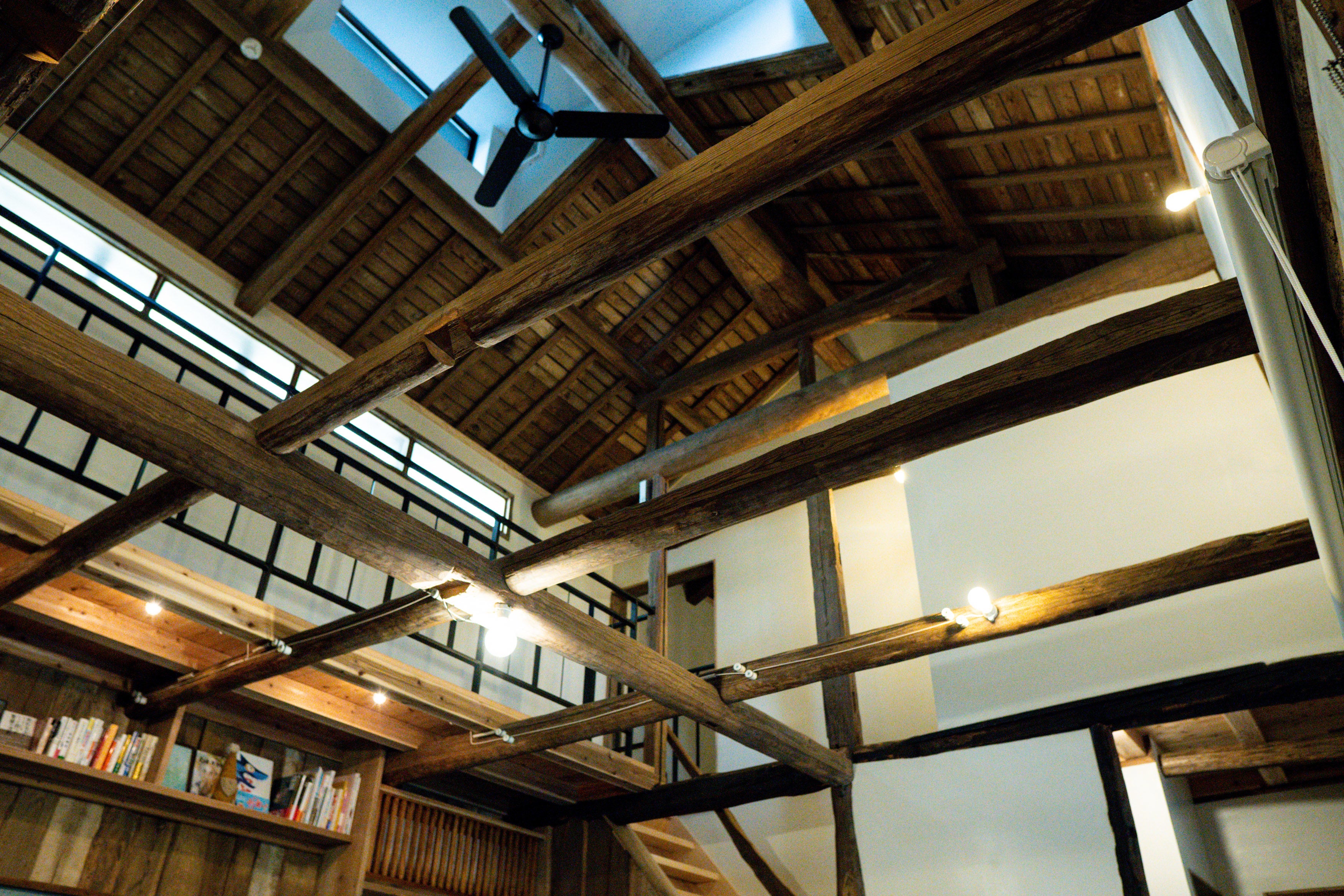 吹き抜けに見える柱はそのまま利用されています