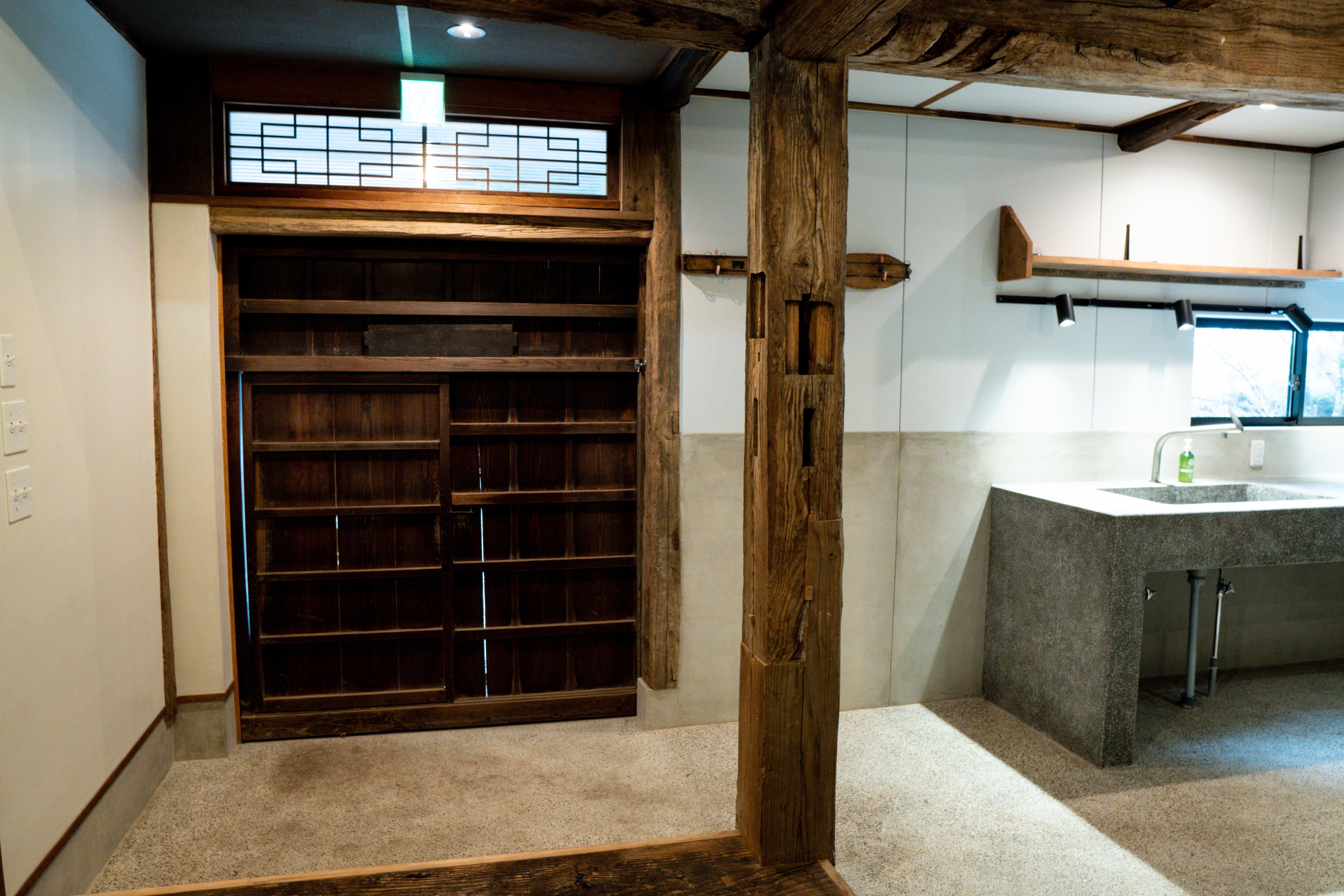 古い梁や扉はそのまま使用