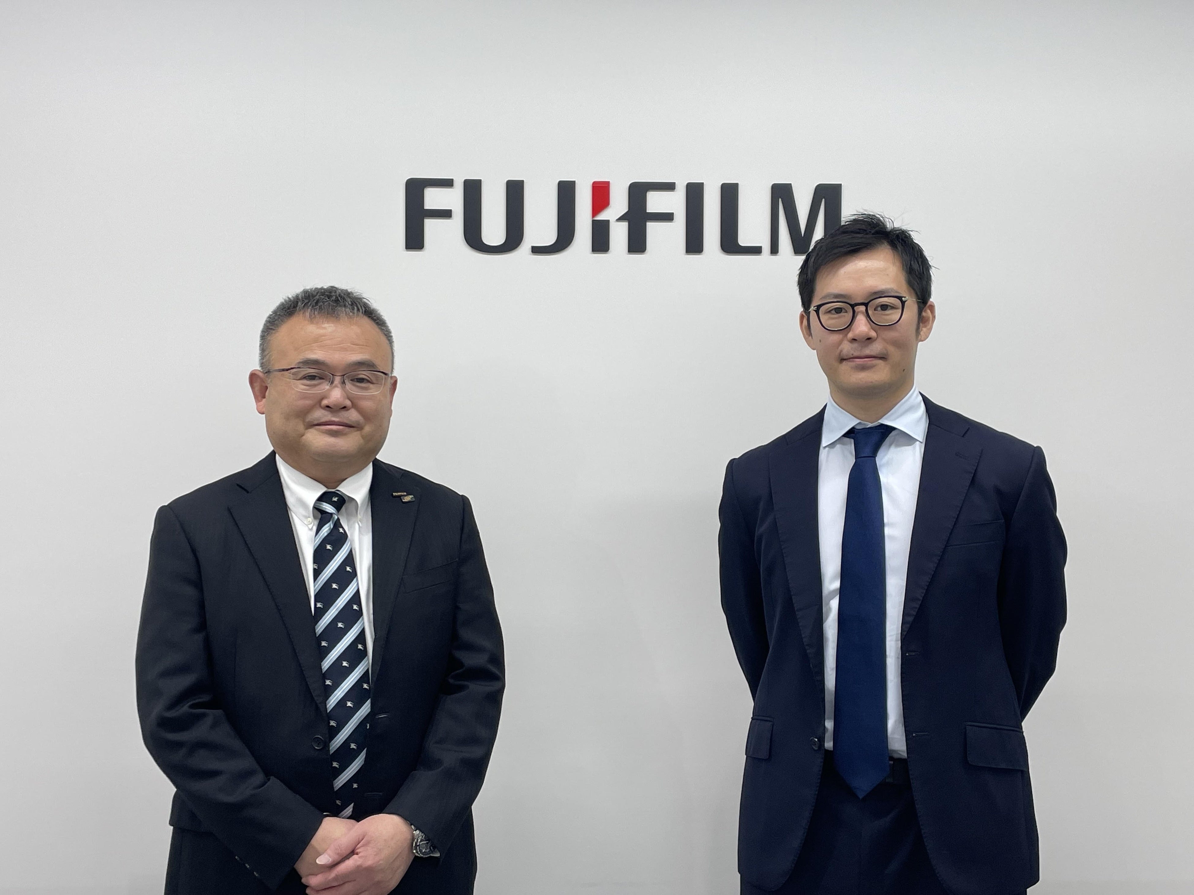 （写真左から 富士フイルムビジネスイノベーション 執行役員 グラフィックコミュニケーション事業本部長 ⽊⽥ 裕⼠、TOKIUM　取締役 ビジネス本部長 松原 亮） 