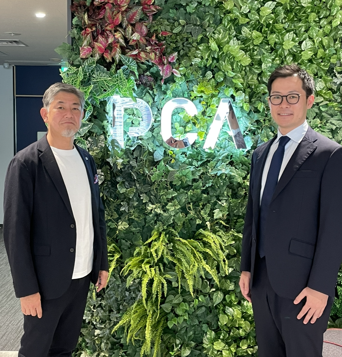 （写真左から ピー・シー・エー株式会社 事業本部事業戦略部部長 伊藤 真一郎、TOKIUM 取締役 ビジネス本部長 松原 亮）