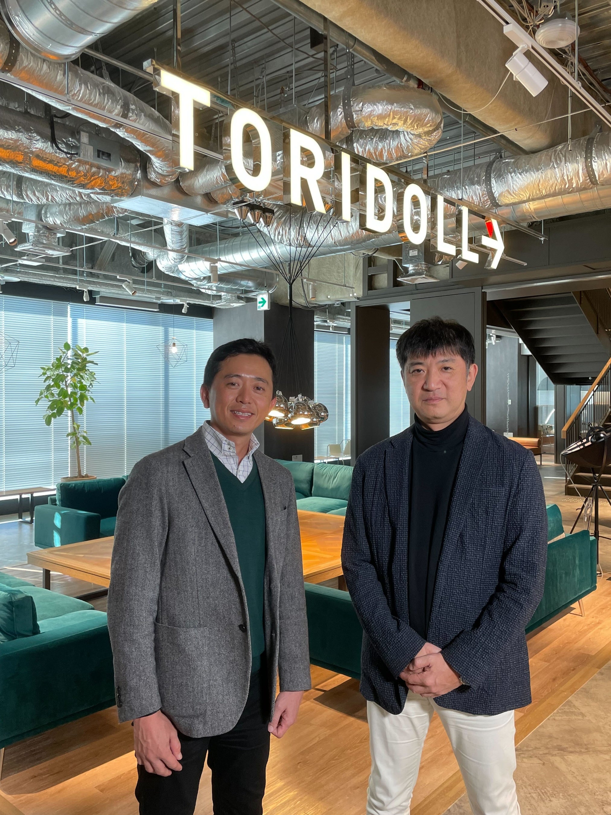 （写真左から 株式会社トリドールホールディングス 執行役員 CIO／CTO 磯村 康典 、TOKIUM 執行役員エンタープライズ部 部長 篠原 啓輔）