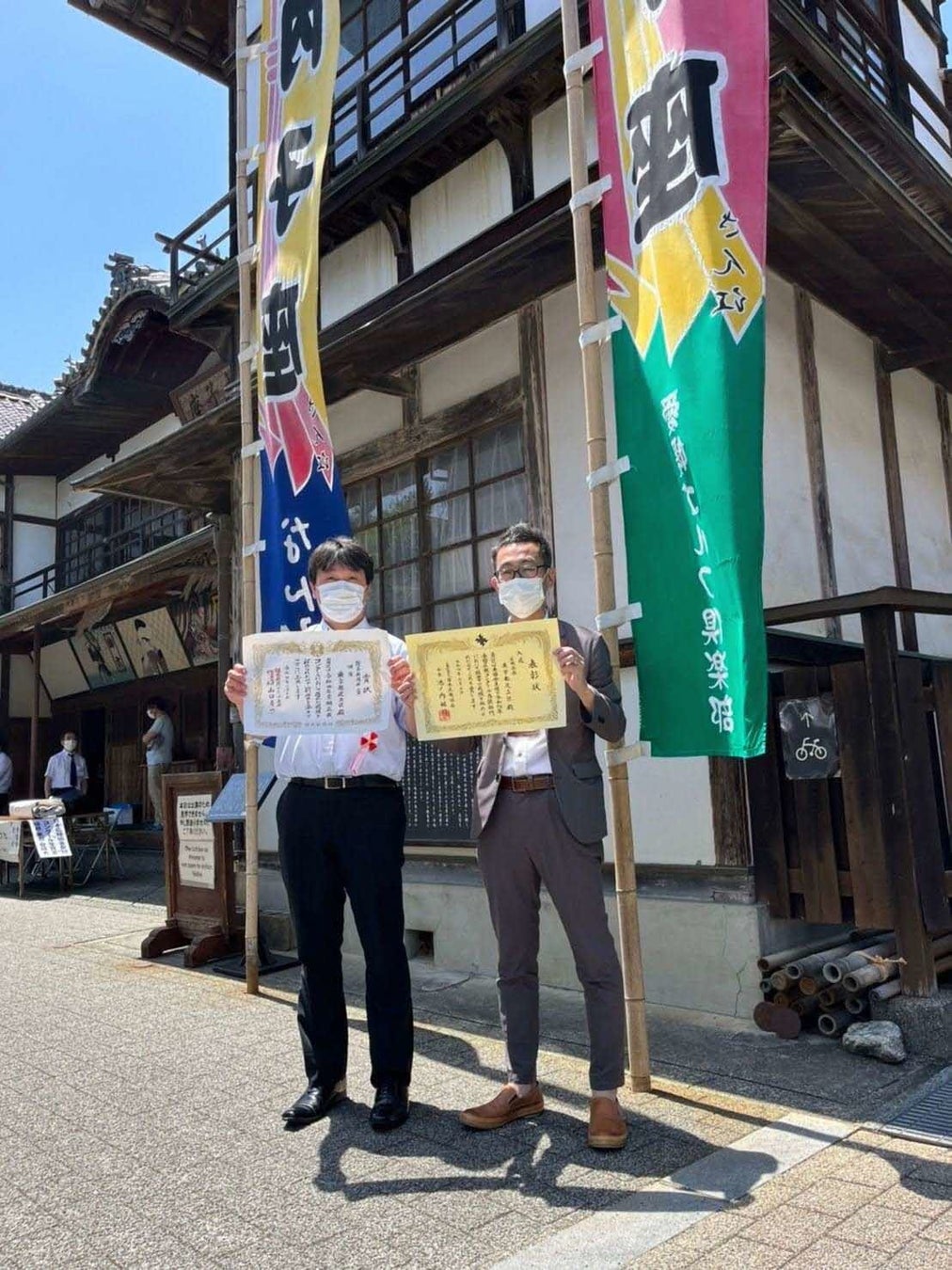 表彰式に参加した、神保義博報道広報課長(右)と中村輝明デジタル情報・広告係長(左)