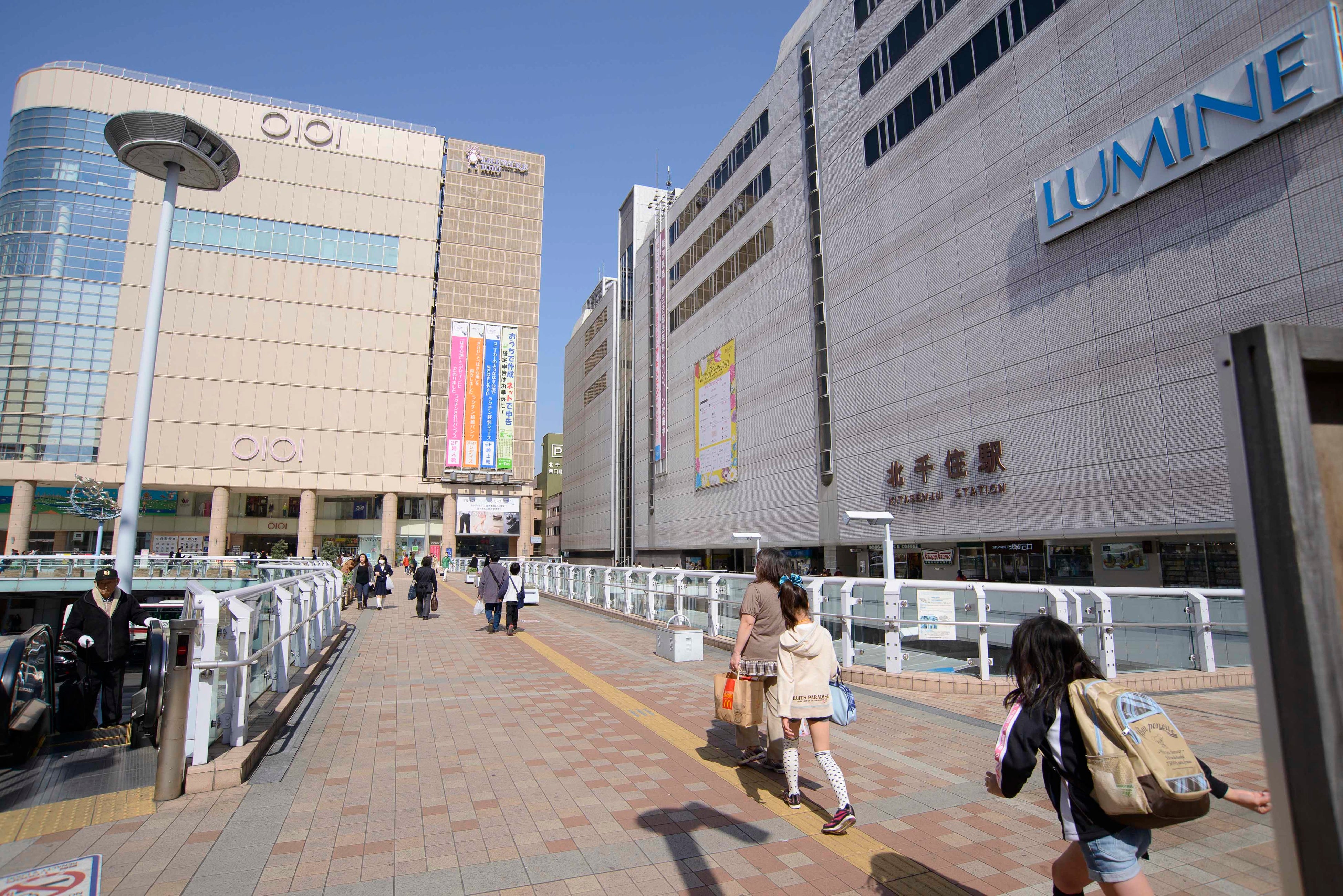 北千住駅前のペデストリアンデッキ。駅前には北千住マルイとルミネ北千住がある