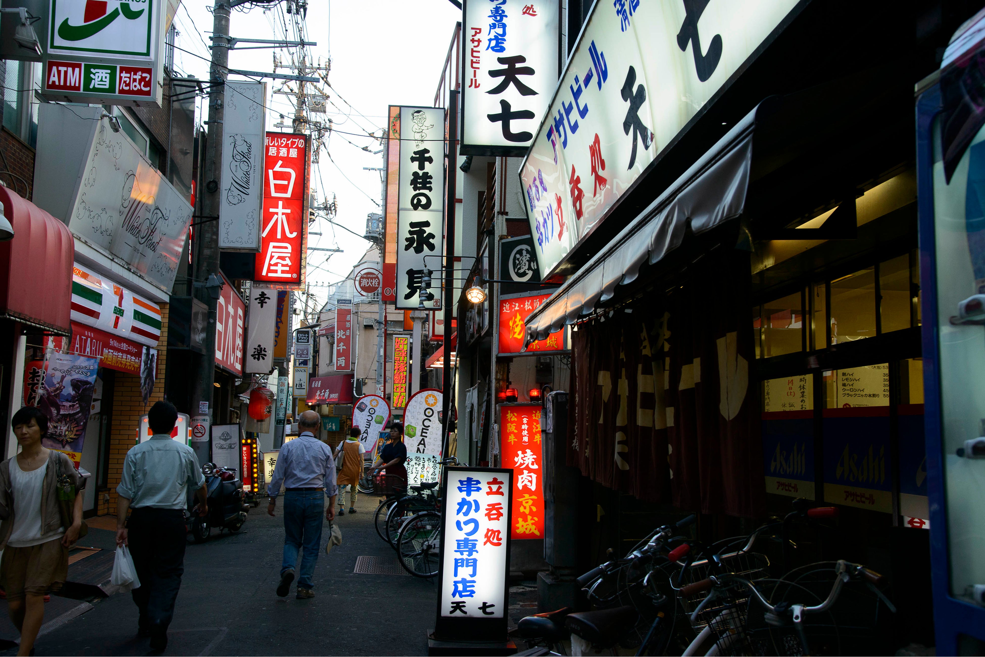 大衆酒場とネオ酒場が入り混じる飲み横（北千住駅西口すぐ）。幅広い世代に人気